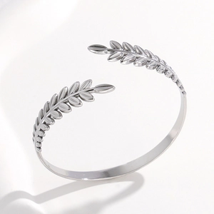 Bracciale rigido argento in acciaio inox con dettaglio foglie e design aperto regolabile