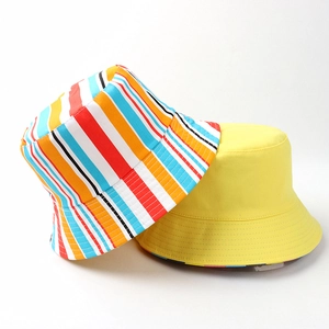 Chapeau bob réversible en coton à rayures colorées et jaune vif pour femmes