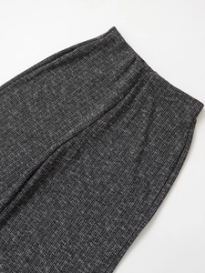 Dettaglio dell'elastico in vita dei pantaloni in maglia grigio scuro melangiato