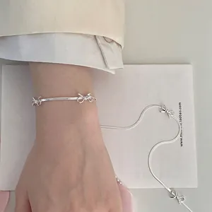 Bracelet élégant en argent avec trois petits nœuds délicats pour un style minimaliste