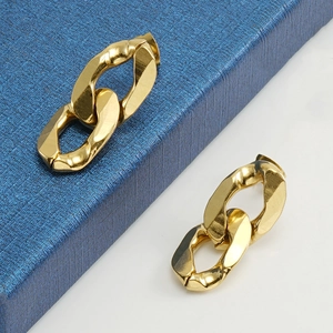 Boucles d'oreilles irrégulières en forme de 8 plaquées or 18 carats sur boîte cadeau bleue