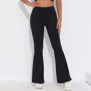Detail von schwarzen Schlag-Yogahosen mit hoher Taille und elastischem Sportgewebe