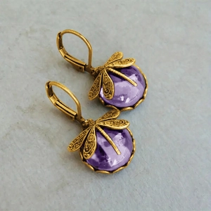 Detailansicht der Vintage Libellen-Ohrringe mit lila Perlen und antikem Gold-Finish