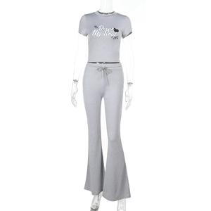 Detail des grauen zweiteiligen Sets mit Break My Soul Grafik-T-Shirt und Schlaghose