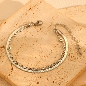 Détail du bracelet double couche en argent avec breloques cœur et pendentifs ronds