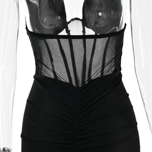Dettaglio dell'abito halter nero con inserti in mesh e struttura a corsetto con stecche