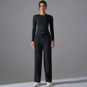 Détail de l'ensemble yoga noir à manches longues et pantalon large à cordon de serrage