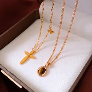 24K vergoldete Kreuzkette mit gravierter Textur und weißem Stein im Vintage-Stil für Damen