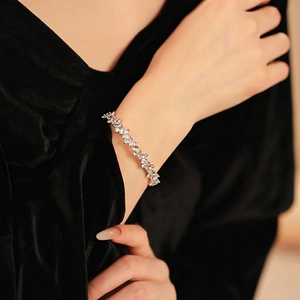 Bracelet manchette en zircone argenté avec pierres pavées multicouches sur velours