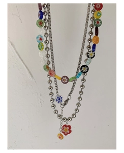 Vue détaillée des colliers Y2K superposés avec fleurs en verre millefiori et chaînes