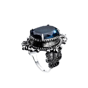 Anello vintage con grande gemma blu ovale e decorazioni floreali in metallo argentato