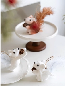Détail de figurines d'écureuils en peluche avec pommes de pin pour Noël