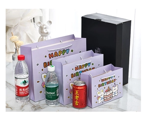 Detailansicht drei Größen lila Geschenktüten mit Cartoon-Bär und Happy Birthday Motiv