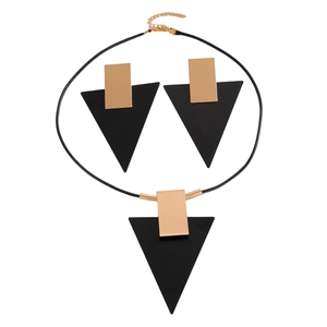 Parure de bijoux géométrique avec collier à pendentif noir et doré et boucles d'oreilles