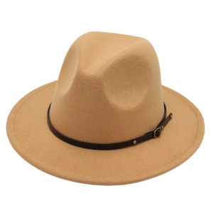 Klassischer Fedora-Hut in Camel mit braunem Lederband und eleganter Metallschnalle für Damen