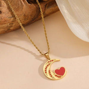 Collier doré avec croissant de lune, pendentif coeur rouge et cristaux brillants