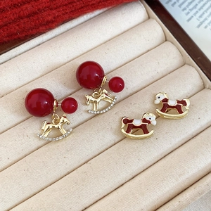 Détails de boucles d'oreilles cheval à bascule avec perles rouges et émail fin