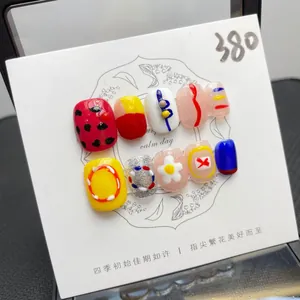 Faux ongles courts faits main avec pois colorés et motifs floraux mignons