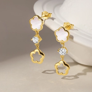 Détail macro de boucles d'oreilles fleurs en argent S925 avec nacre et zircons brillants