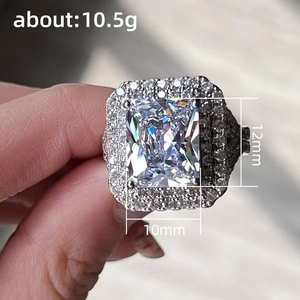 Luxe trouwring met een 10x12mm rechthoekige zirkonia en schitterende halo van diamantjes