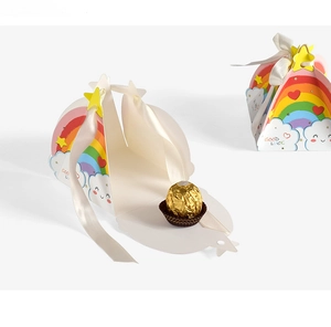 Boîte à bonbons arc-en-ciel montrant l'extérieur plié et les vues de l'intérieur