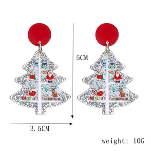Dettaglio di orecchini ad albero di Natale con misura 5x3,5cm e peso 10g su fondo bianco