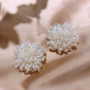 Elegant cluster earring with white pearls and sparkling zircons in a floral design