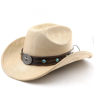 Détail du chapeau de cowboy en daim kaki avec perles turquoise et badge étoile argenté