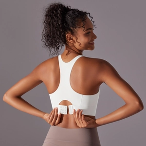 Détail du soutien-gorge de sport à fort impact avec système de fermeture à 3 crochets