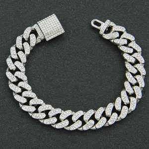 Détail macro du bracelet à maillons cubains argentés avec fermoir à strass carré