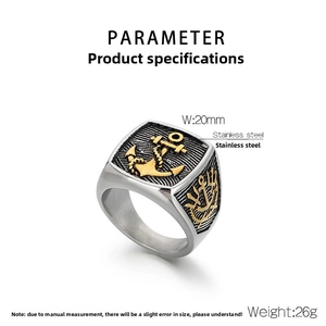 Détail de la bague homme en acier de 20mm avec ancre dorée et gouvernail embossé
