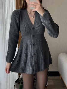 Détails de la robe cardigan en maille grise avec col en V, boutons et texture côtelée