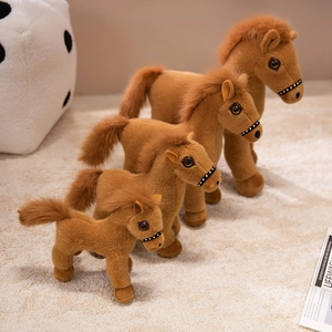 Lot de quatre peluches de cheval marron avec crinière douce et brides noires