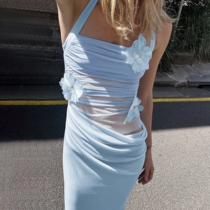 Détails des fleurs 3D avec perles et empiècements en mesh sur une robe bleu clair