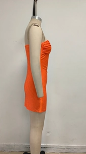Vue latérale de la robe fourreau orange bustier avec ornements en strass brillants