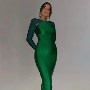 Détails de la robe moulante vert foncé avec manches à strass et dos nu élégant