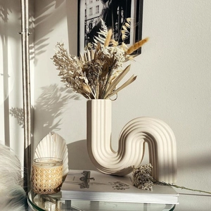 Jarrón de cerámica blanca minimalista en forma de U con textura ondulada para el hogar