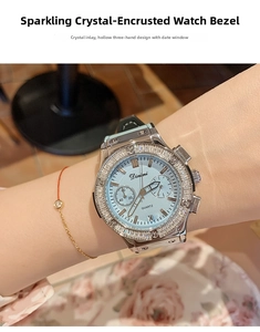 Gros plan sur la montre à quartz Dinimi avec cadran bleu clair et lunette en strass