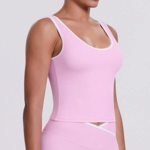 Détail du haut de sport rose avec passepoil blanc et legging de yoga à taille haute