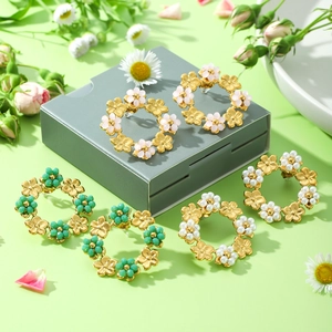 Französische 18K vergoldete Blumen-Ohrringe mit Perlen in Rosa, Grün und Perlweiß