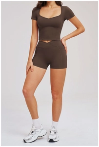 Détail d'un ensemble de yoga marron avec haut court à col en U et short à taille croisée