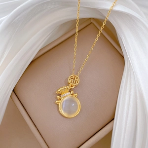 Collier en acier titane doré avec pendentif sac de fortune et œil de chat blanc