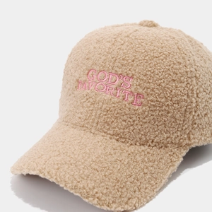 Detailansicht der beigen Sherpa-Baseballkappe mit rosa GOD'S FAVORITE Bestickung