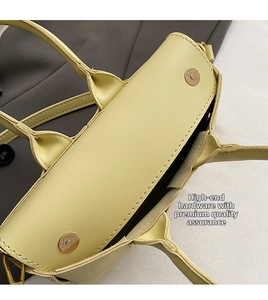 Dettaglio della borsa a mano intrecciata con chiusura magnetica e finiture dorate