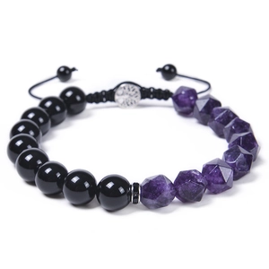 Detailansicht der Amethystperlen und des Lebensbaum-Anhängers am geflochtenen Armband