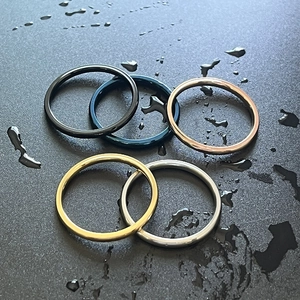 Anillos de 2mm de acero inoxidable en cinco colores con gotas de agua realistas