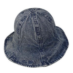 Chapeau bob en denim bleu délavé avec bords effilochés et broderie Caro Park décontractée