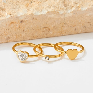 Set di tre anelli dorati con cuori in zircone micro-incastonati e finitura lucida