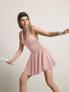 Détail d'une robe de tennis rose avec col en V dos nu et jupe plissée évasée