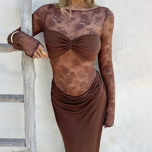 Robe maxi marron à manches longues avec empiècements dentelle florale et coupe en maille